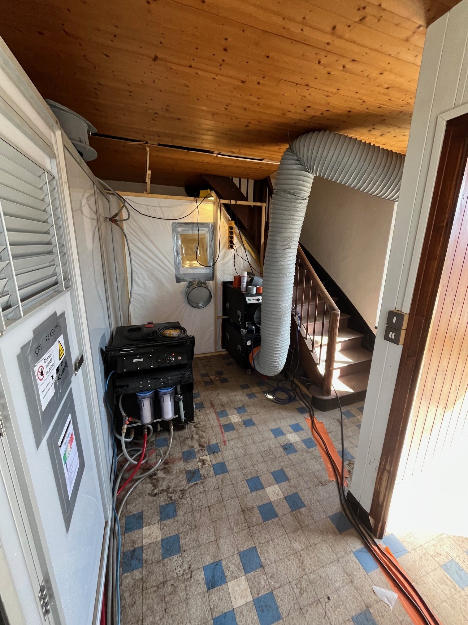 Dépose de faïence avec colle amiantée à Nâves-Parmelan (74370)